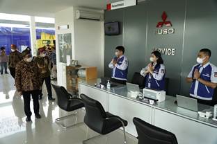 Sales and Marketing Dircetor PT KTB Duljatmono meninjau layanan servis di Dealer DIPO SM Amin Pekanbaru yang baru diresmikan.